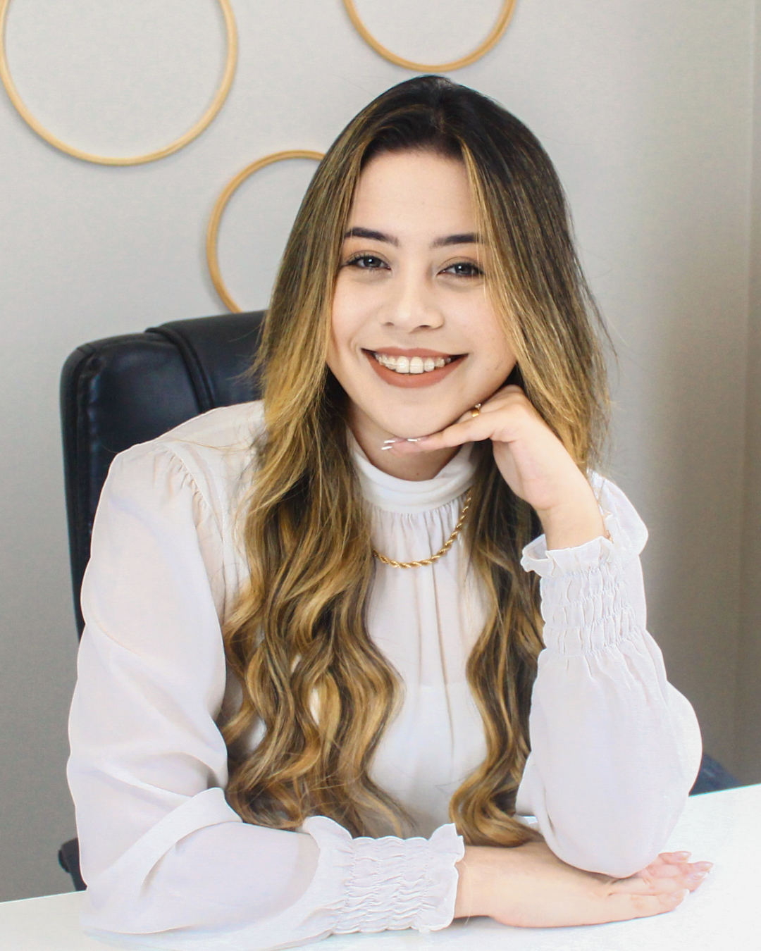 Estefanny com bastidor